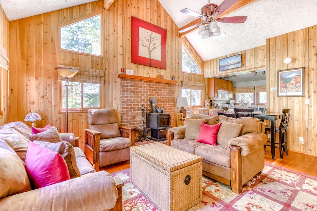 Modern, cozy, dog-friendly mountain retreat in central location