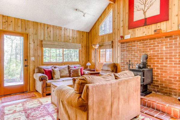 Modern, cozy, dog-friendly mountain retreat in central location