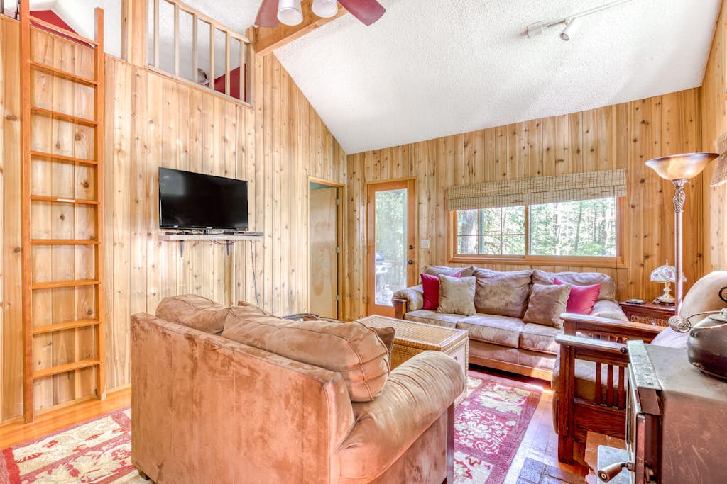 Modern, cozy, dog-friendly mountain retreat in central location