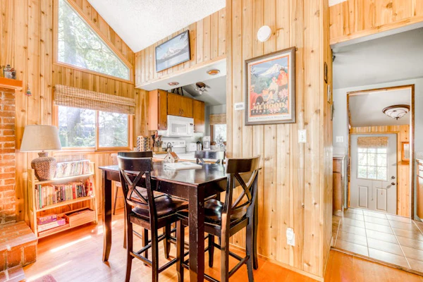 Modern, cozy, dog-friendly mountain retreat in central location