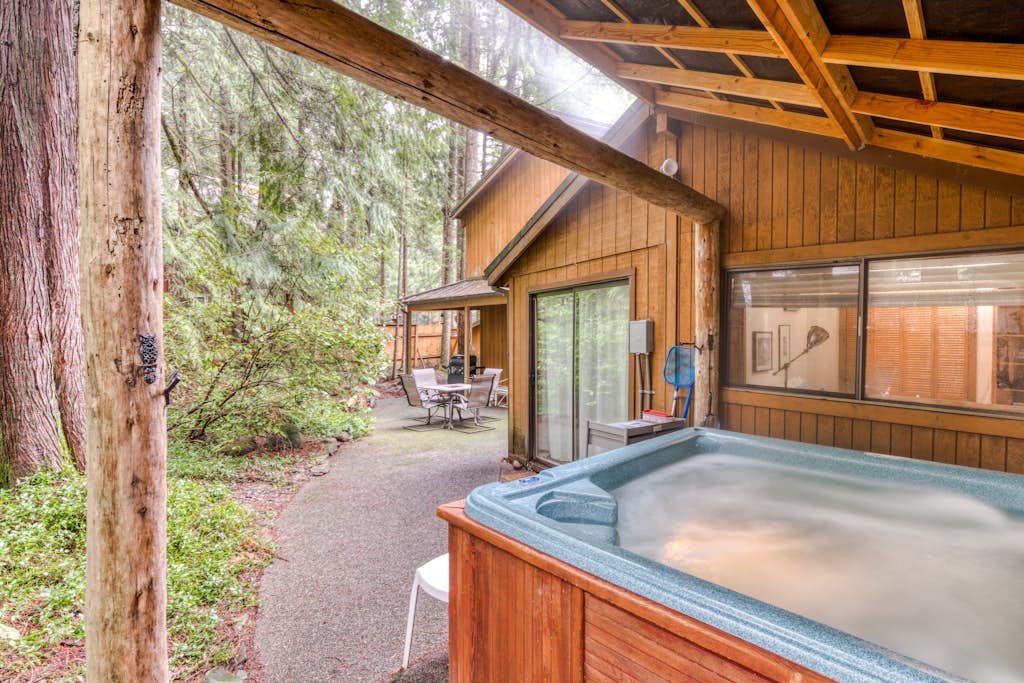 Spacious Mt. Hood lodge with shared pool, private backyard and private hot tub