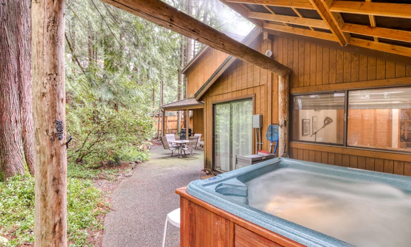Spacious Mt Hood lodge with shared pool, private backyard and private hot tub