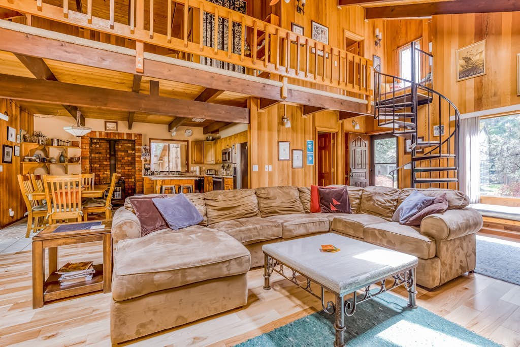 Spacious Mt. Hood lodge with shared pool, private backyard and private hot tub