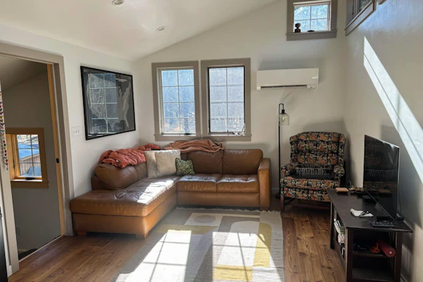 Cozy recreation home with full kitchen, washer & dryer, private lot and WIFI