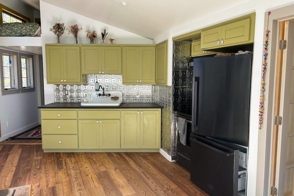 Cozy recreation home with full kitchen, washer & dryer, private lot and WIFI