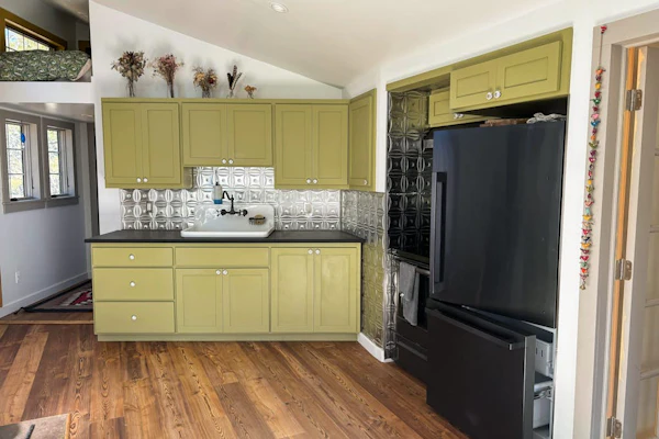 Cozy recreation home with full kitchen, washer & dryer, private lot and WIFI