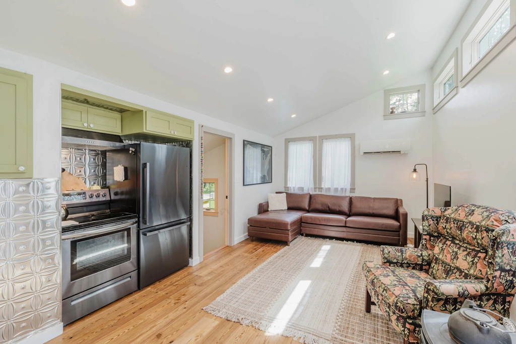 Cozy recreation home with full kitchen, washer & dryer, private lot and WIFI