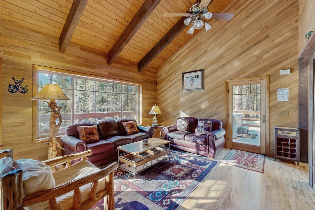 Family friendly home with hot tub, full kitchen, grill - near hiking & fishing