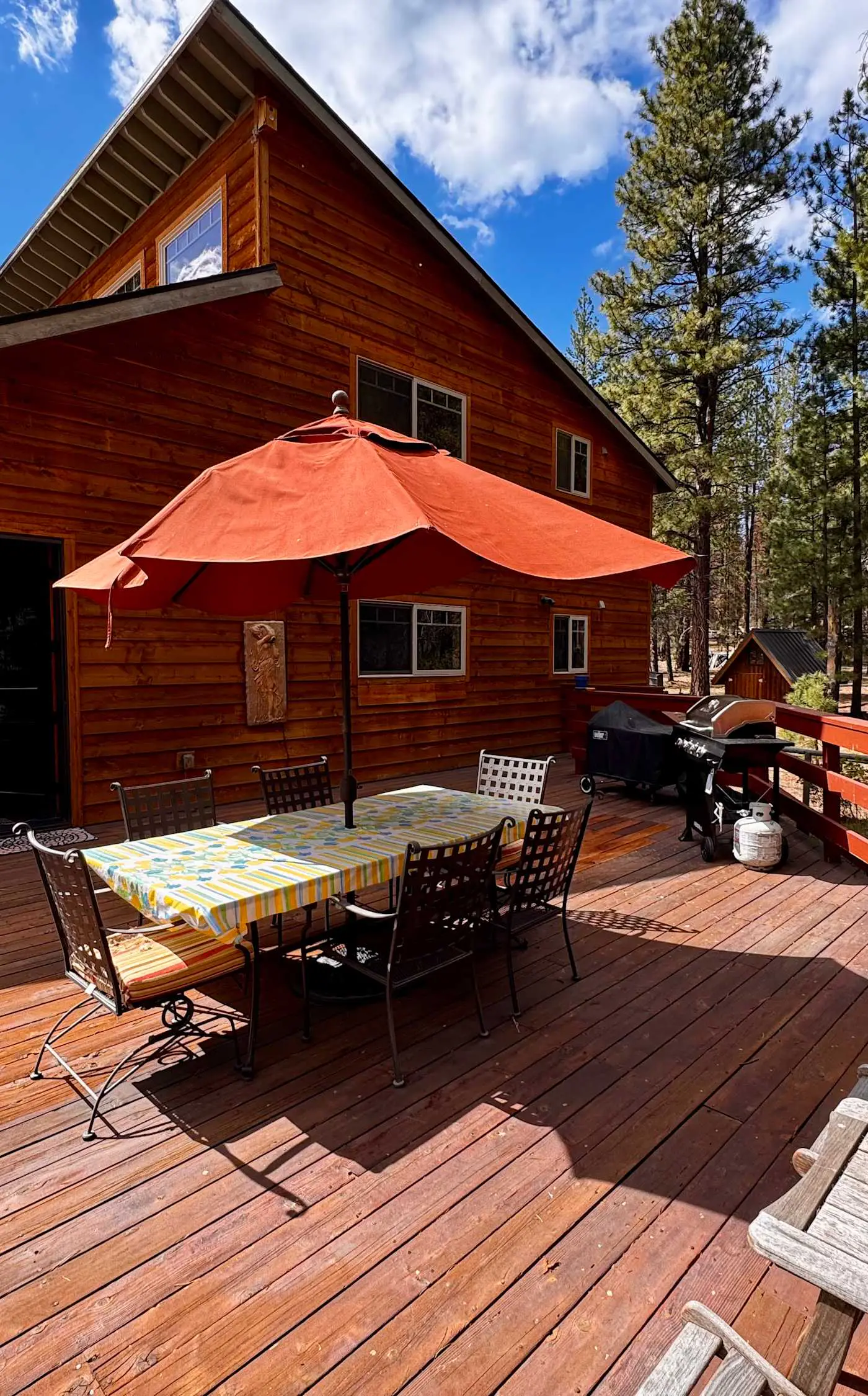 Family friendly home with hot tub, full kitchen, grill - near hiking & fishing