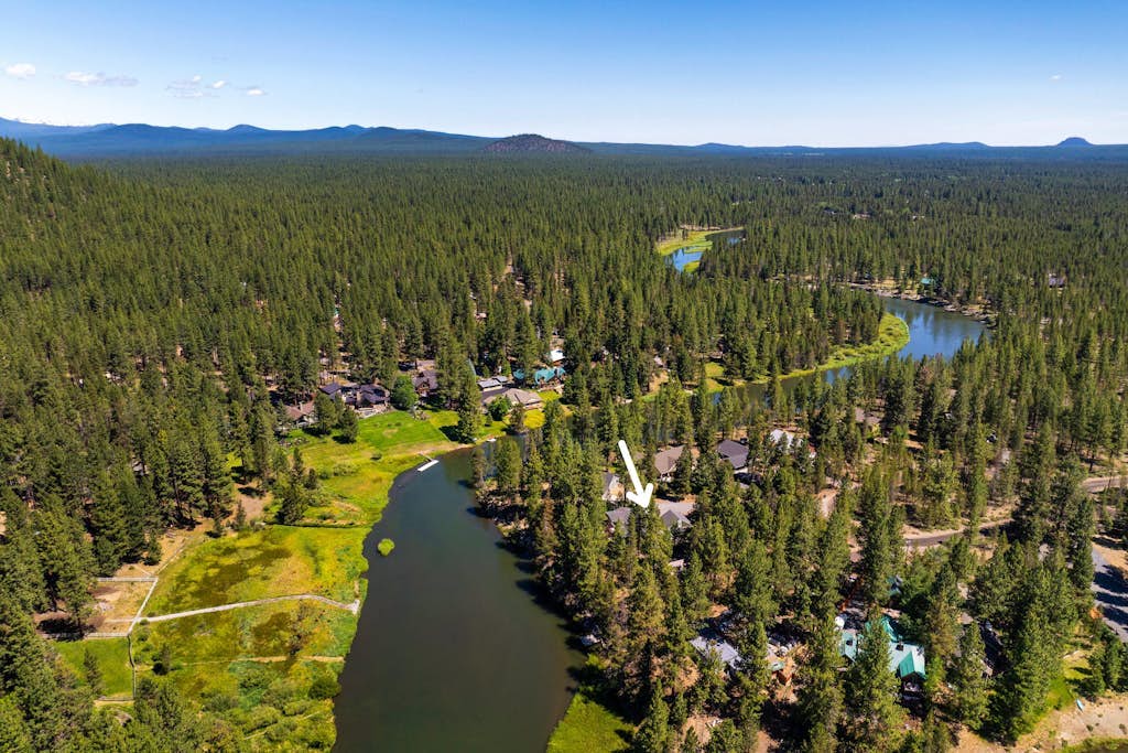 Pet friendly home steps to Deschutes River with hot tub, foosball & play set