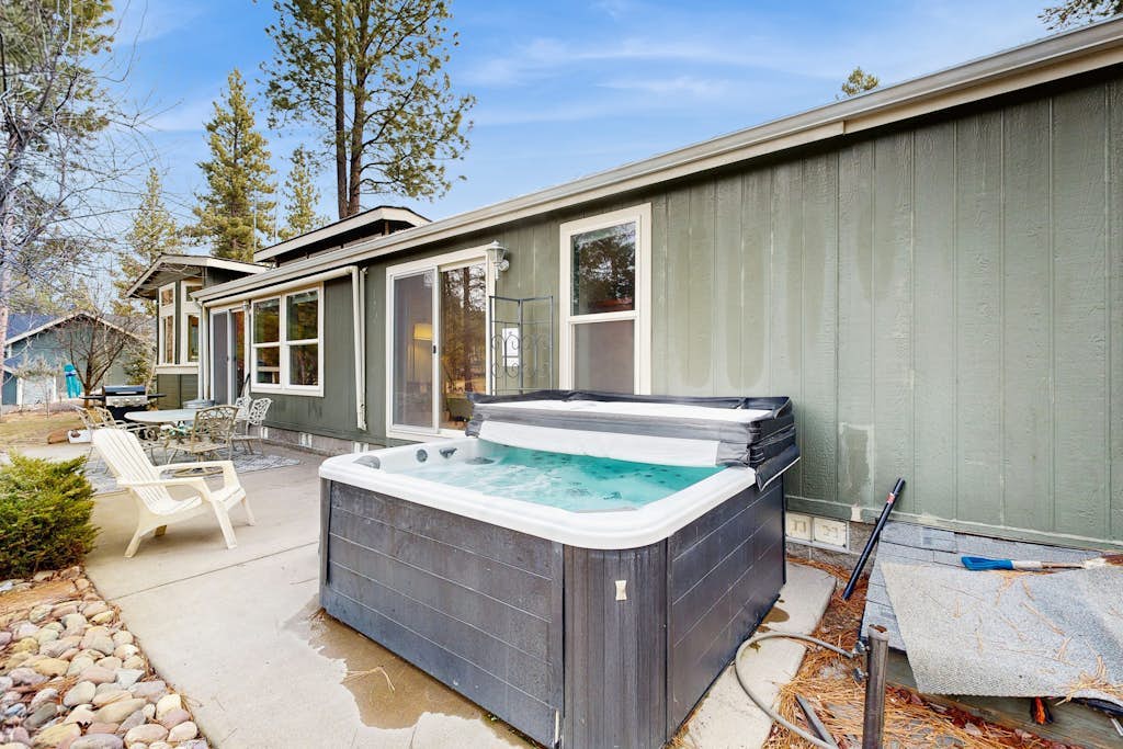 Pet friendly home steps to Deschutes River with hot tub, foosball & play set