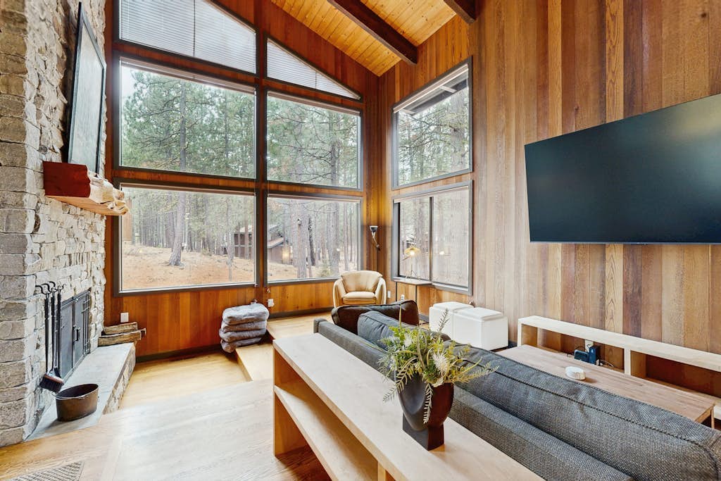 Spacious family friendly home with fireplace, full kitchen, deck, grill & WIFI