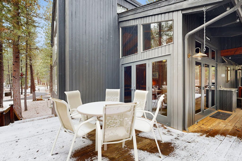 Spacious family friendly home with fireplace, full kitchen, deck, grill & WIFI