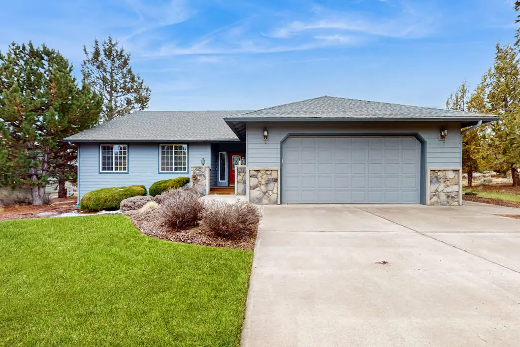 Light & bright family home with shared hot tub, pool & more