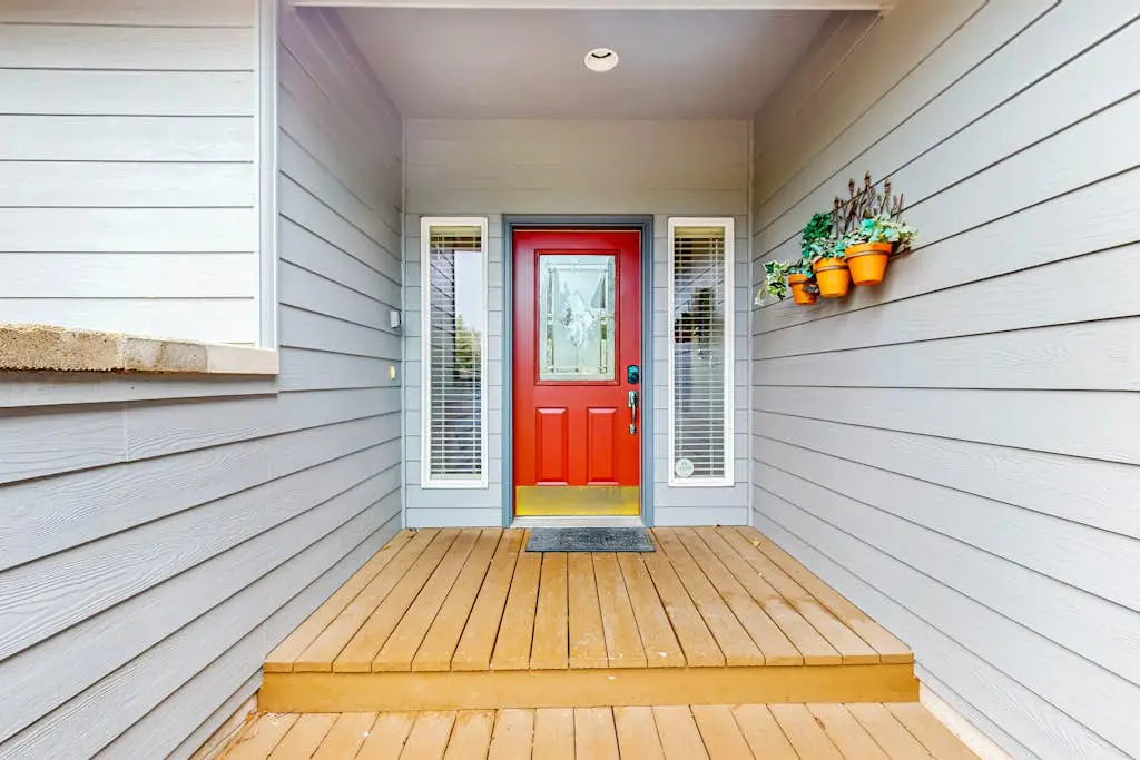 Light & bright family home with shared hot tub, pool & more