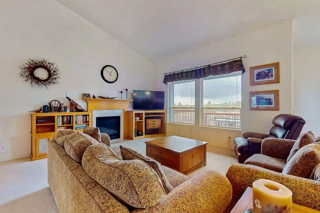 Light & bright family home with shared hot tub, pool & more