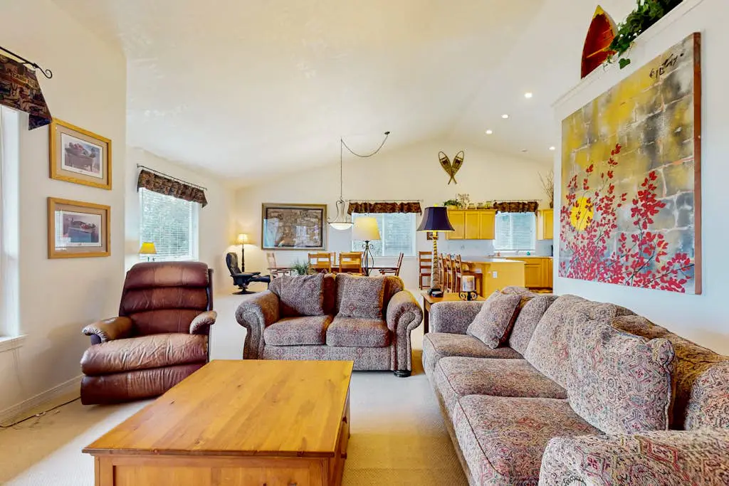 Light & bright family home with shared hot tub, pool & more