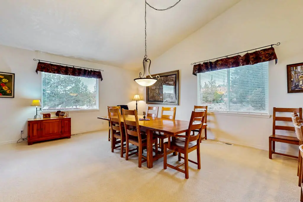 Light & bright family home with shared hot tub, pool & more