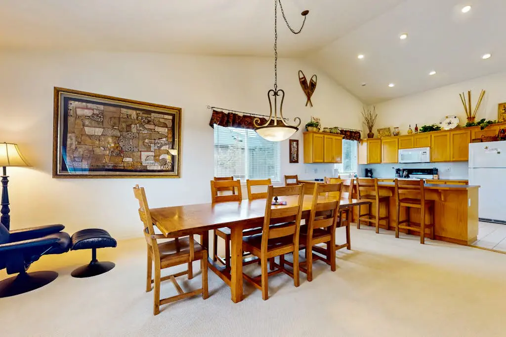 Light & bright family home with shared hot tub, pool & more