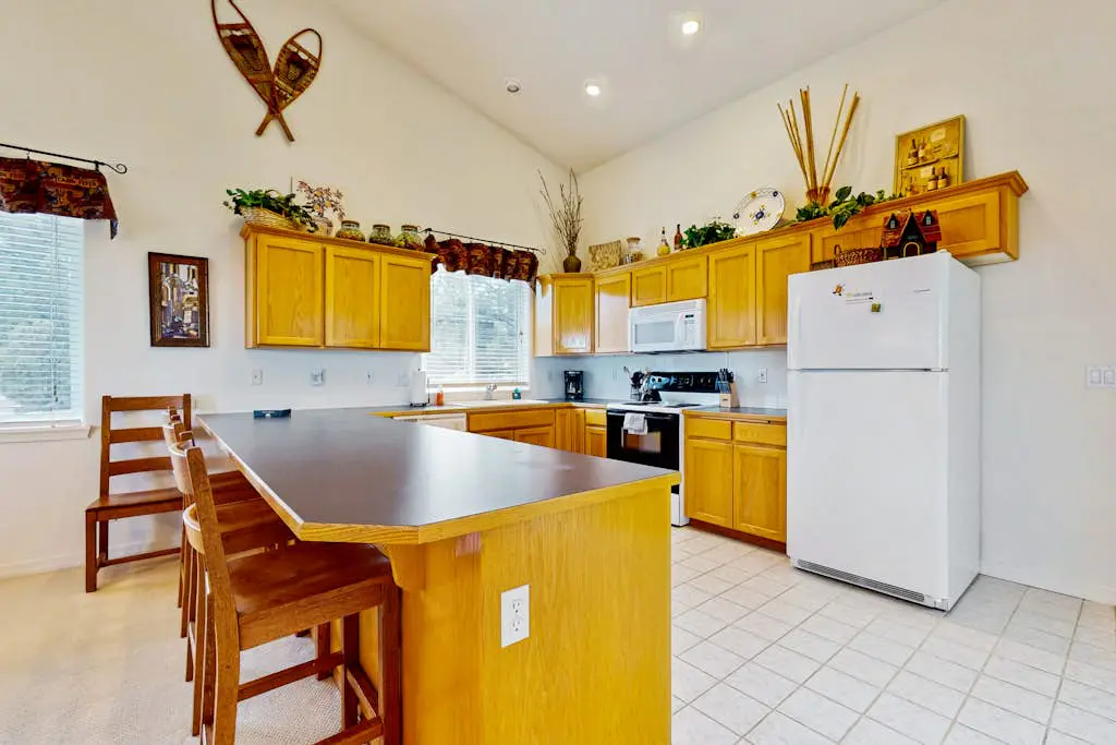 Light & bright family home with shared hot tub, pool & more