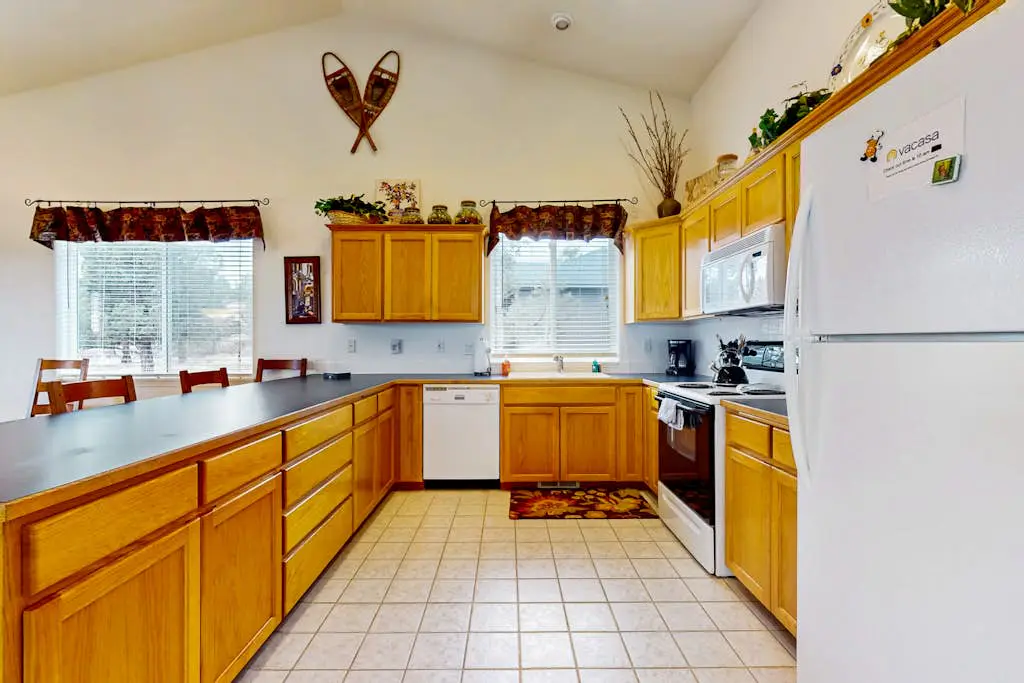 Light & bright family home with shared hot tub, pool & more