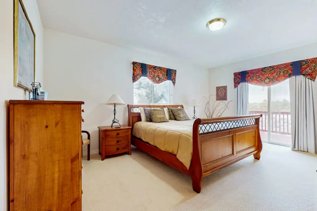 Light & bright family home with shared hot tub, pool & more