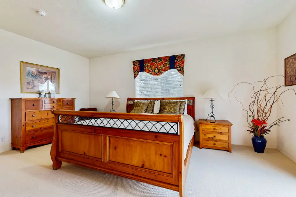 Light & bright family home with shared hot tub, pool & more