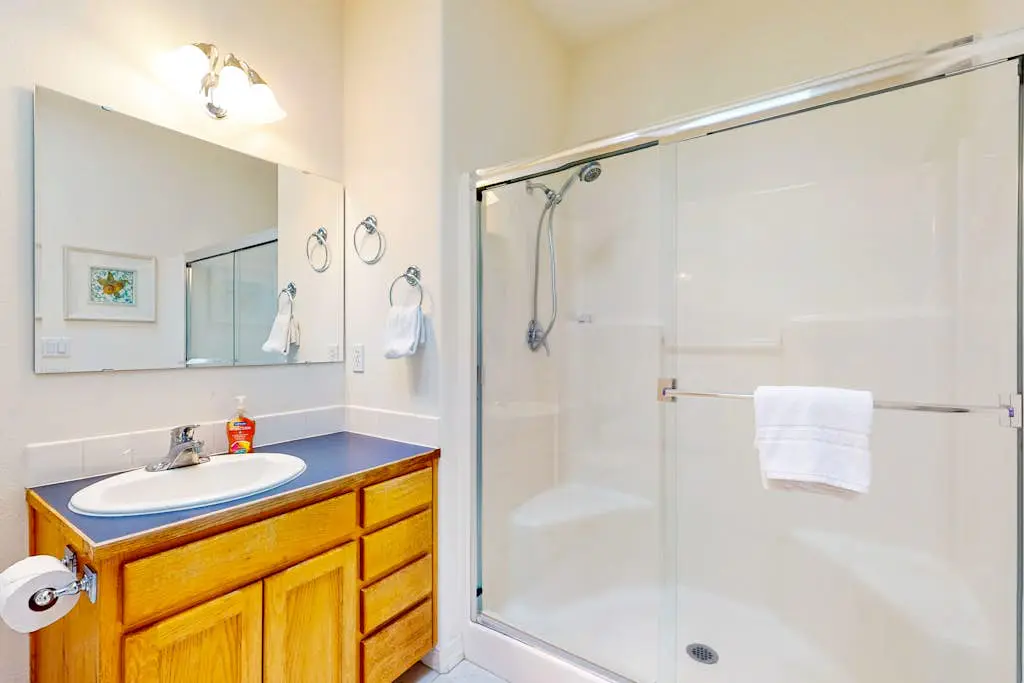 Light & bright family home with shared hot tub, pool & more