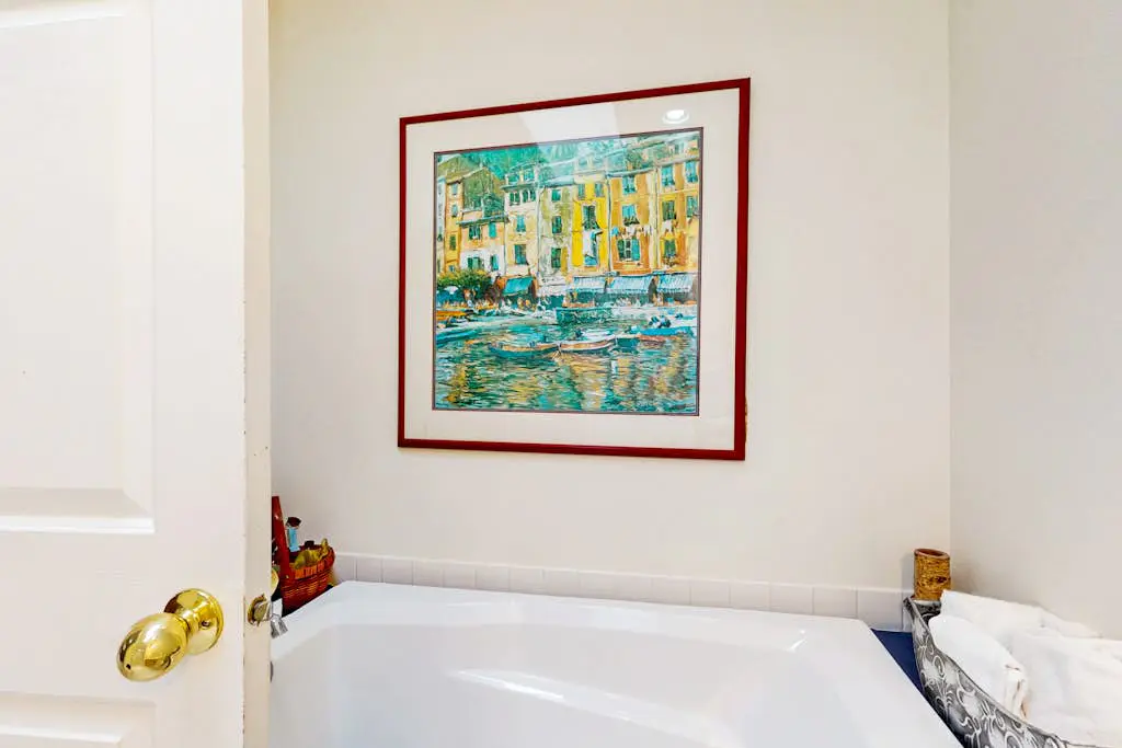 Light & bright family home with shared hot tub, pool & more