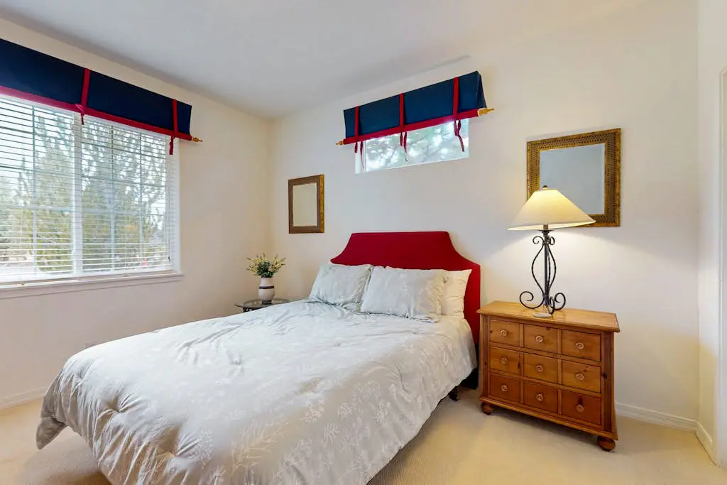 Light & bright family home with shared hot tub, pool & more