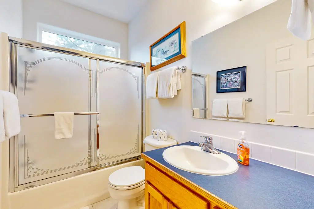 Light & bright family home with shared hot tub, pool & more