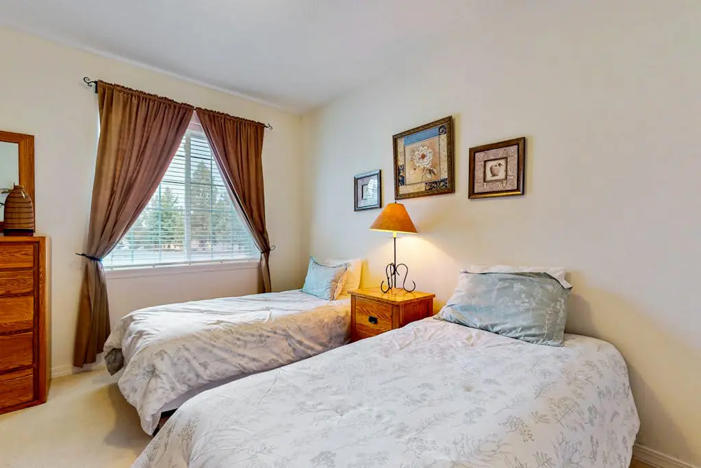 Light & bright family home with shared hot tub, pool & more