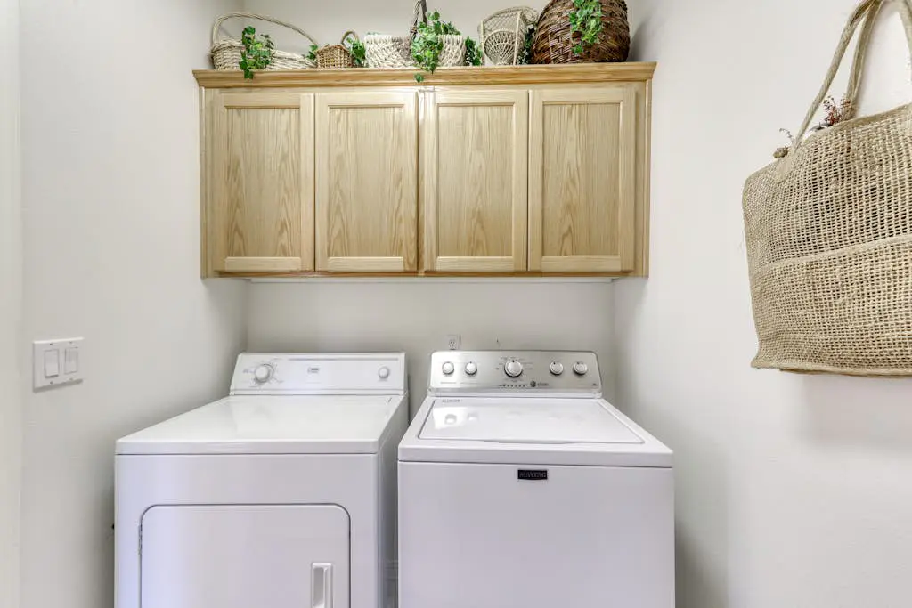 Light & bright family home with shared hot tub, pool & more