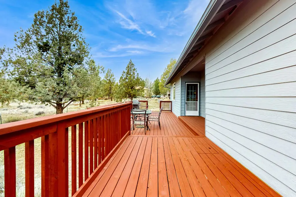Light & bright family home with shared hot tub, pool & more