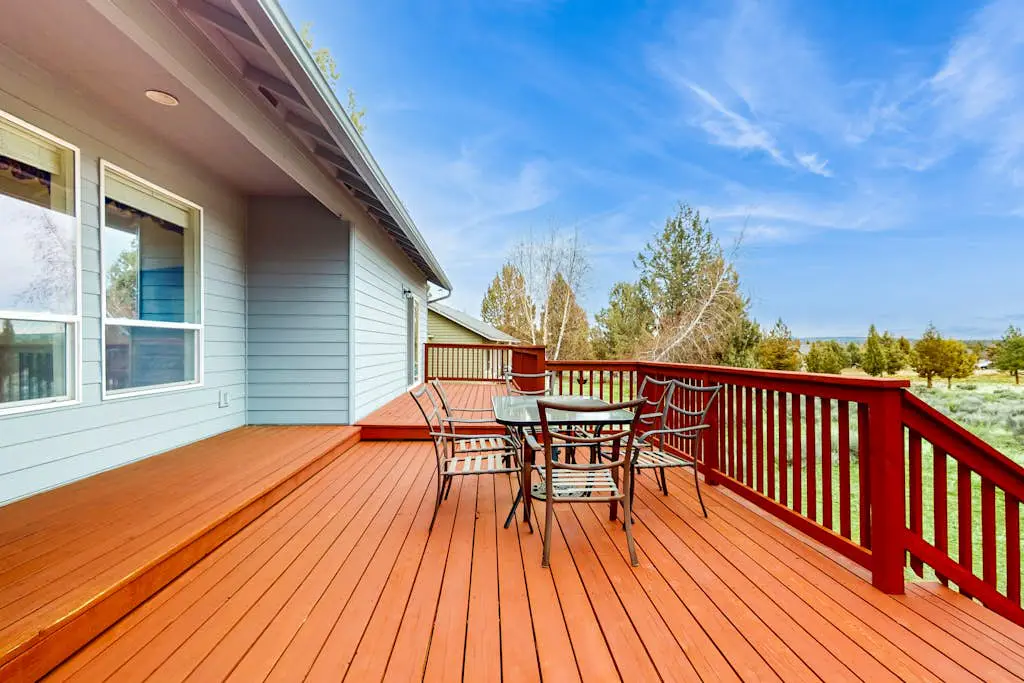 Light & bright family home with shared hot tub, pool & more