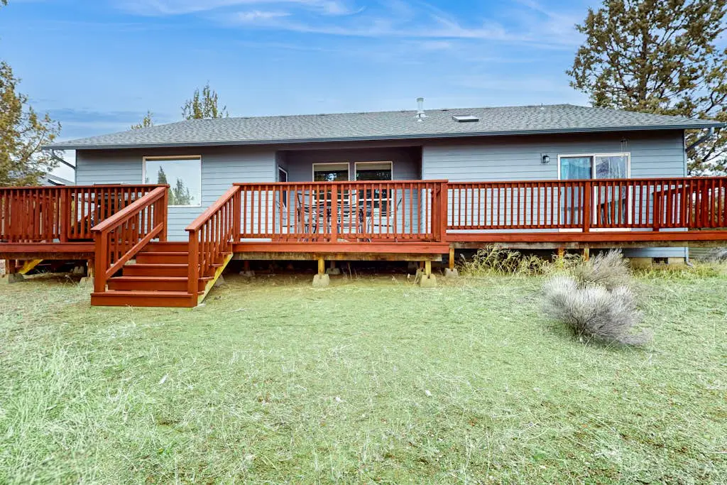 Light & bright family home with shared hot tub, pool & more