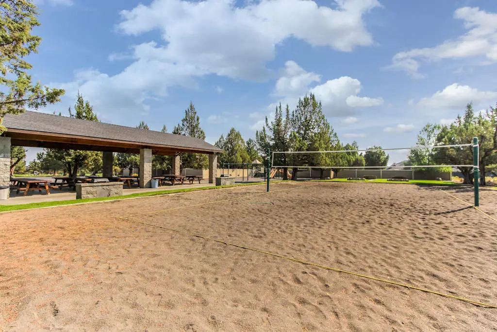Light & bright family home with shared hot tub, pool & more