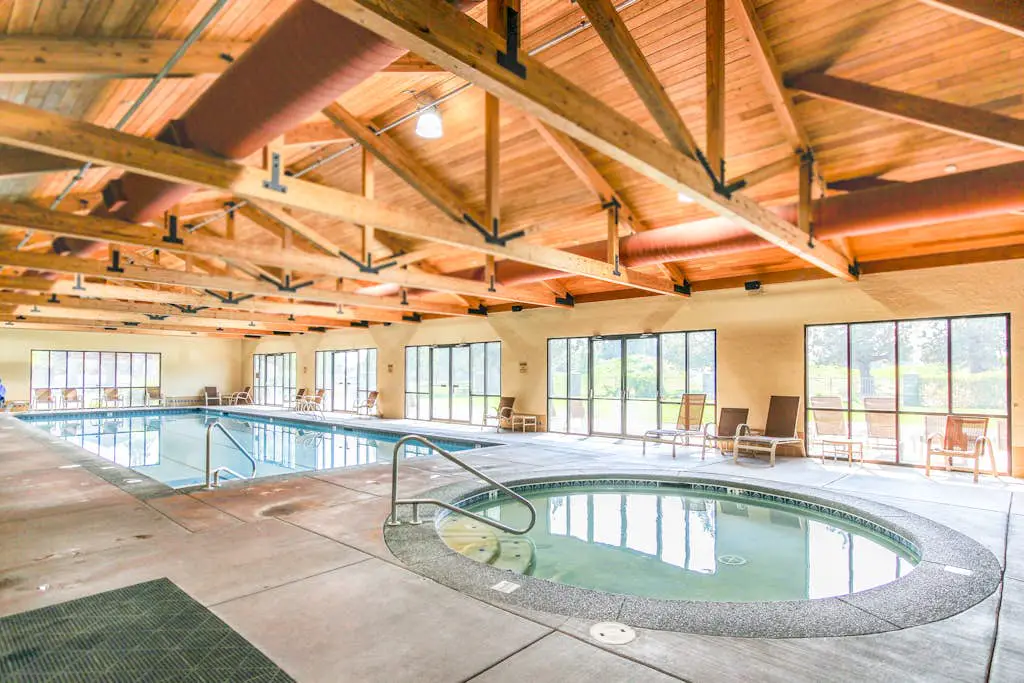 Light & bright family home with shared hot tub, pool & more