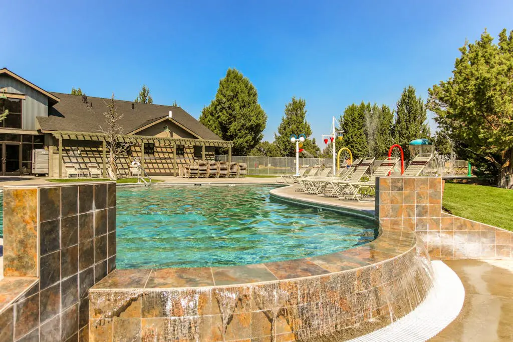 Light & bright family home with shared hot tub, pool & more