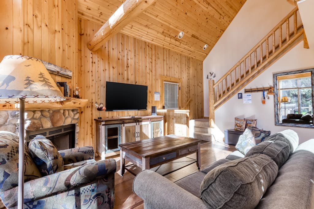 Lovely home with fireplace, deck, grill, shared pool, tennis, and hot tubs
