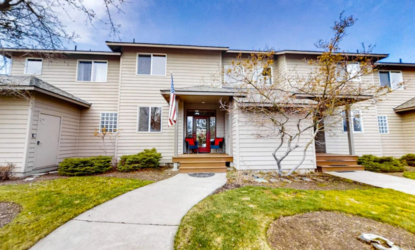 Fairway view townhome with private hot tub, grill, pool, & golf - dogs welcome