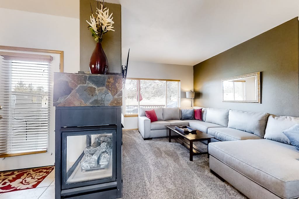 Fairway view townhome with private hot tub, grill, pool, & golf - dogs welcome