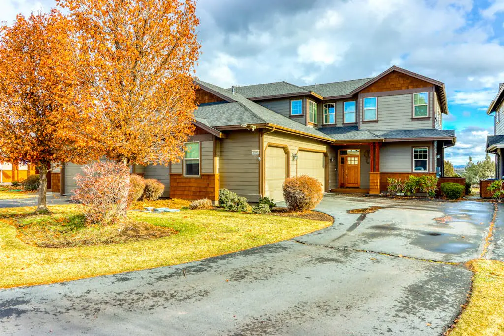 Golf course-front home with deck, hot tub, fireplace, W&D, & community pool