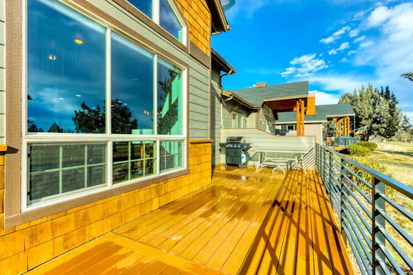 Golf course-front home with deck, hot tub, fireplace, W/D, community pool