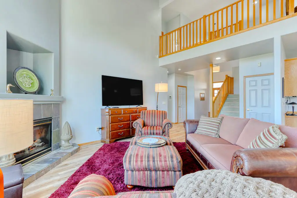 Golf course-front home with deck, hot tub, fireplace, W&D, & community pool