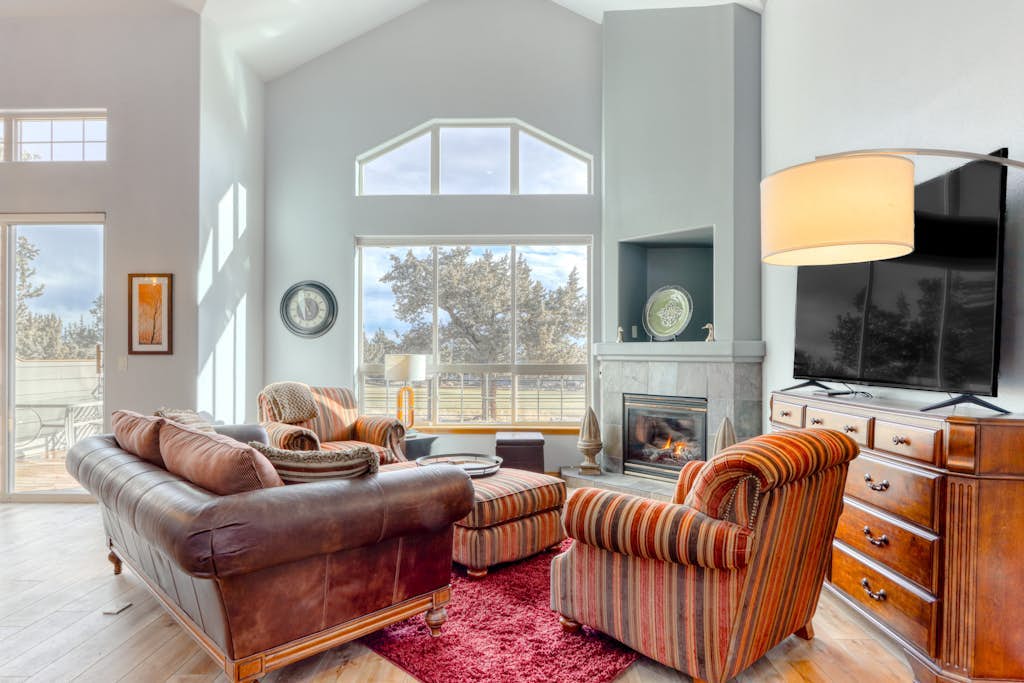 Golf course-front home with deck, hot tub, fireplace, W&D, & community pool