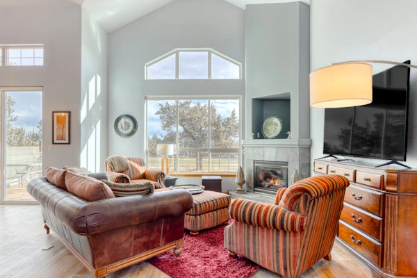 Golf course-front home with deck, hot tub, fireplace, W&D, & community pool