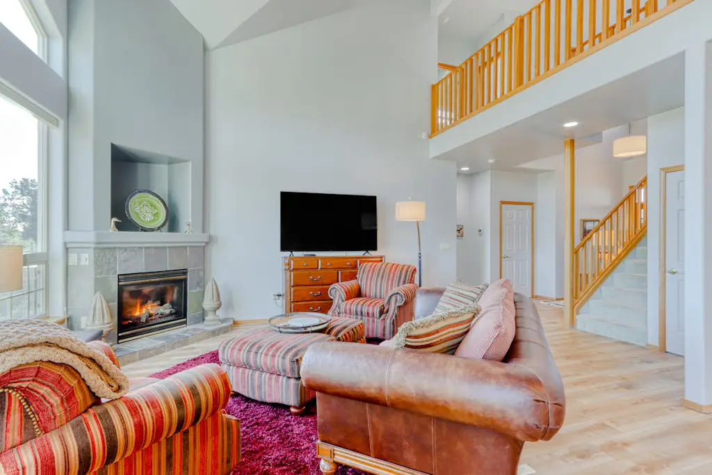Golf course-front home with deck, hot tub, fireplace, W&D, & community pool
