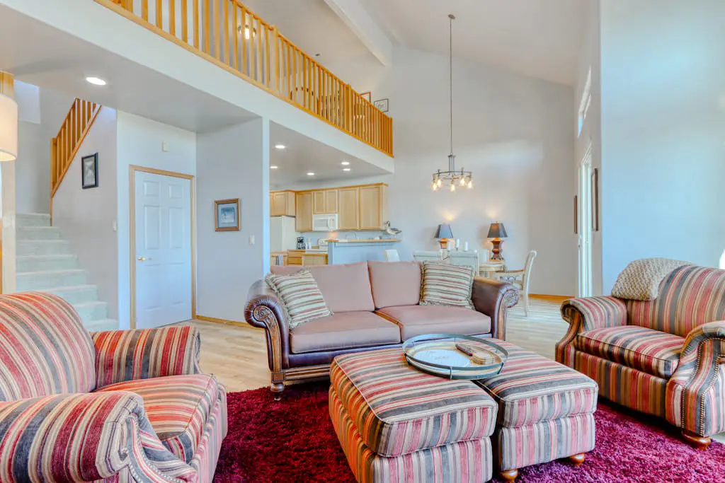 Golf course-front home with deck, hot tub, fireplace, W&D, & community pool