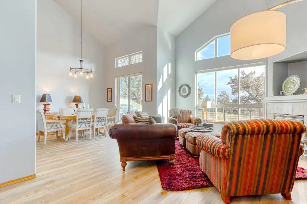 Golf course-front home with deck, hot tub, fireplace, W&D, & community pool